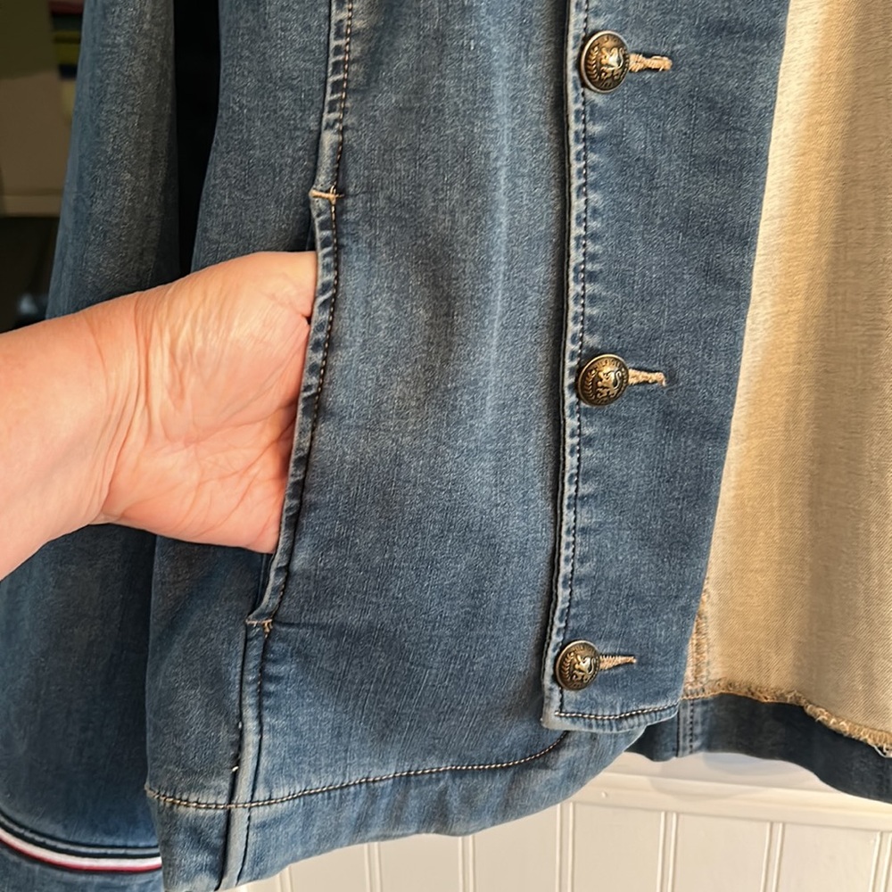 Tommy Hilfiger jean jacket size XXL has stretch with a bit of a flair at bottom - Picture 7 of 13